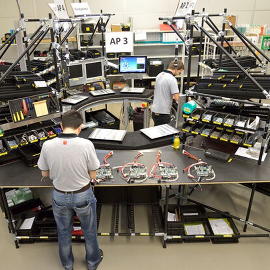 In der Kreismontage arbeiten ein bis zwei Elektronikmonteure, die bis zu zehn PCs gleichzeitig aufbauen können. In der Kreismontage arbeiten ein bis zwei Elektronikmonteure, die bis zu zehn PCs gleichzeitig aufbauen können.