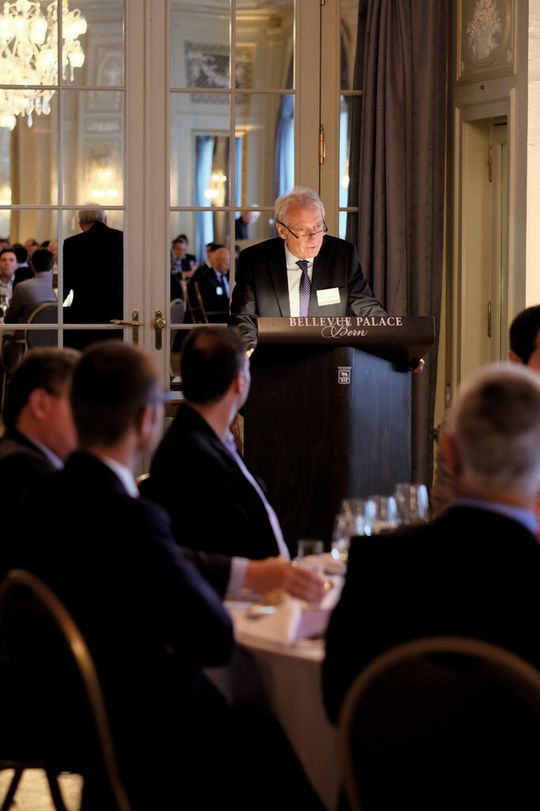 Aus der Begrüssungsansprache des Gastgebers Rubino Mordasini, Präsident des Medical Clusters: «Die Medtech-Unternehmen müssen sich seit rund zehn Jahren auf ein ständig änderndes Marktumfeld einstellen – angefangen beim immer stärkeren Schweizer Franken über den Preisdruck bis zu den wachsenden Regulierungen.» Aus der Begrüssungsansprache des Gastgebers Rubino Mordasini, Präsident des Medical Clusters: «Die Medtech-Unternehmen müssen sich seit rund zehn Jahren auf ein ständig änderndes Marktumfeld einstellen – angefangen beim immer stärkeren Schweizer Franken über den Preisdruck bis zu den wachsenden Regulierungen.»