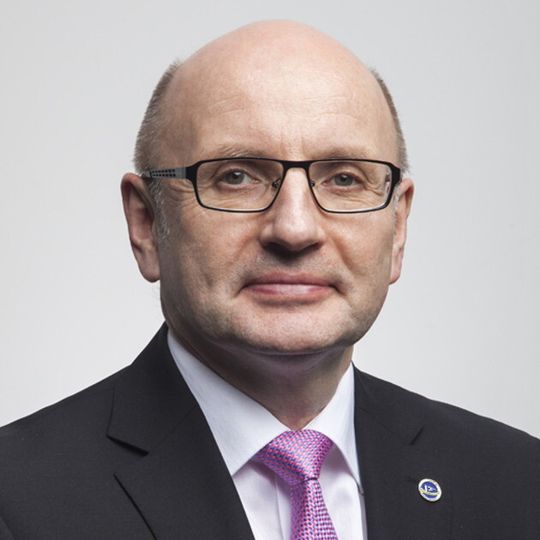 Johannes Roters ist der neue CEO der Yanfeng Automotive Interiors Joint Venture, dem größten Interieurzuliefer der Welt. Johannes Roters ist der neue CEO der Yanfeng Automotive Interiors Joint Venture, dem größten Interieurzuliefer der Welt.