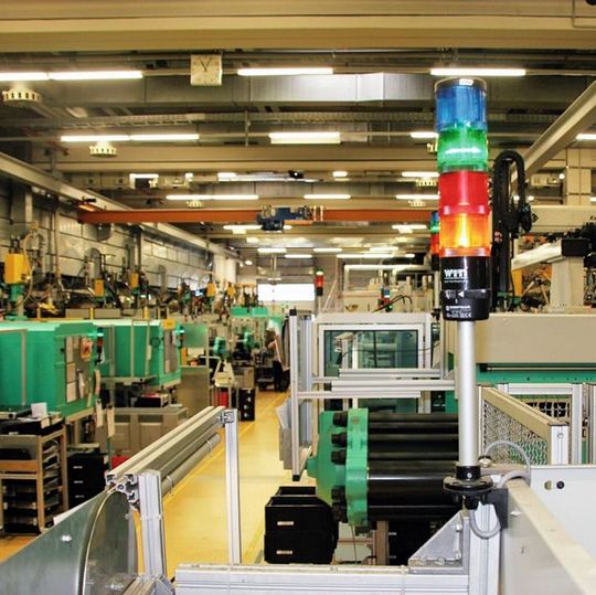Heute sind die Spritzgießmaschinen bei der Marquardt GmbH mit dem Funksender „WIN slave“ ausgestattet. Dieser wird in die bereits vorhandene Signalsäule integriert. Heute sind die Spritzgießmaschinen bei der Marquardt GmbH mit dem Funksender „WIN slave“ ausgestattet. Dieser wird in die bereits vorhandene Signalsäule integriert.