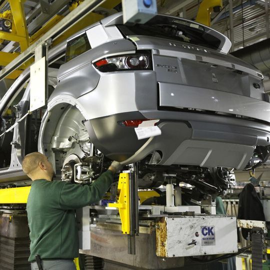 Das Evoque Cabrio könnte ab dem Jahr 2016 bei Magna vom Band rollen. Das Evoque Cabrio könnte ab dem Jahr 2016 bei Magna vom Band rollen.