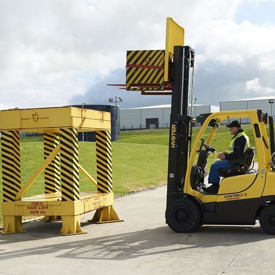 Bevor neue Hyster Stapler in Serie gehen, müssen sie einige Tests durchlaufen. Bevor neue Hyster Stapler in Serie gehen, müssen sie einige Tests durchlaufen.