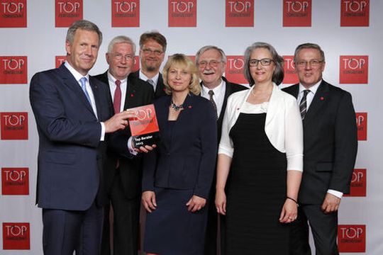 Bundespräsident a. D. Christian Wulff, Geschäftsführer Karl-Heinz Lammert, Geschäftsführer Ralf Lappe, Gruppenleitung Astrid Rusche, Geschäftsführer Horst Emde, Leitung Administration Birgit Jakubus und Projektleitung Clint Oldfield (v.l.n.r.) Bundespräsident a. D. Christian Wulff, Geschäftsführer Karl-Heinz Lammert, Geschäftsführer Ralf Lappe, Gruppenleitung Astrid Rusche, Geschäftsführer Horst Emde, Leitung Administration Birgit Jakubus und Projektleitung Clint Oldfield (v.l.n.r.)