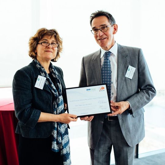 (l.t.r) Dr. Gül Özcan-Taskin, BHR Group, presenting the BHR Group Lifetime Recognition Award in Mixing certificate to Professor Harry Van den Akker. (l.t.r) Dr. Gül Özcan-Taskin, BHR Group, presenting the BHR Group Lifetime Recognition Award in Mixing certificate to Professor Harry Van den Akker.
