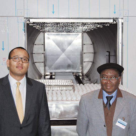 Dr. Dovi-Akué (rechts) und sein Sohn vor dem installierten Sterilisator