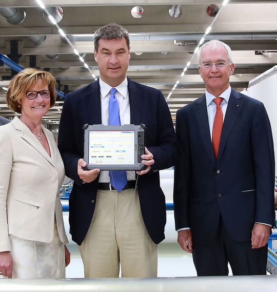 Mehr Power für Faserverbundbranche: Lamilux investiert im Heimatort Rehau in neue Fertigung und Bürogebäude 20 Mio. Euro. Hoher Besuch war bei der Einweihung zugegen (von links): Lamilux-Geschäftsführerin Dr. Dorothee Strunz, Bayerns Finanzminister Dr. Markus Söder und Lamilux-Geschäftsführer Dr. Heinrich Strunz.