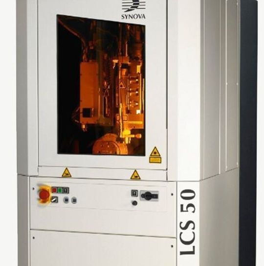 Mit der Maschine lassen sich parallel zueinander ausgerichtete Wände, enge Schnittfugenbreiten, glatte Schnittflächen und scharfe Kanten erzeugen lassen, die keine Mikrorisse, Oxidation, Ablagerungen oder Wärmeeinflusszonen aufweisen. Mit der Maschine lassen sich parallel zueinander ausgerichtete Wände, enge Schnittfugenbreiten, glatte Schnittflächen und scharfe Kanten erzeugen lassen, die keine Mikrorisse, Oxidation, Ablagerungen oder Wärmeeinflusszonen aufweisen.