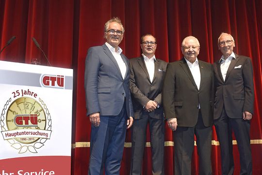 Die GTÜ feierte ihr 25-jähriges Bestehen mit zahlreichen Gästen. Im Bild (v. li.) Automobil-Unternehmer Burkard Weller, Markus Beck als Vertreter der GTÜ-Gesellschafterversammlung, ZDK-Präsident Jürgen Karpinski und GTÜ-Geschäftsführer Rainer de Biasi.