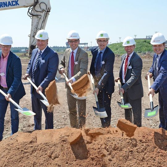 Von links nach rechts: Andre Moritz, Projektleitung, Bremer, Hans-Joachim Brockmeyer, Leitung Geschäftsstelle Nürnberg (Landverkehr, Logistik), Schenker Deutschland, Dr. Michael Fraas, Wirtschaftsreferent der Stadt Nürnberg, Dr. Thomas Böger, Vorstand Kontraktlogistik/SCM, Schenker Deutschland, Torsten Könning, Senior Business Development Manager, Goodman Germany, Joachim Zimmermann, Geschäftsführung, bayernhafen Gruppe. Von links nach rechts: Andre Moritz, Projektleitung, Bremer, Hans-Joachim Brockmeyer, Leitung Geschäftsstelle Nürnberg (Landverkehr, Logistik), Schenker Deutschland, Dr. Michael Fraas, Wirtschaftsreferent der Stadt Nürnberg, Dr. Thomas Böger, Vorstand Kontraktlogistik/SCM, Schenker Deutschland, Torsten Könning, Senior Business Development Manager, Goodman Germany, Joachim Zimmermann, Geschäftsführung, bayernhafen Gruppe.
