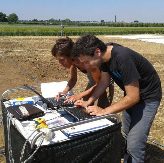 Dr. Cinzia Panigada von der Universität Mailand Bicocca (l.) und Kollegen führen Messungen durch und vergleichen am Computer die ermittelten Mess- und Referenzwerte. Dr. Cinzia Panigada von der Universität Mailand Bicocca (l.) und Kollegen führen Messungen durch und vergleichen am Computer die ermittelten Mess- und Referenzwerte.