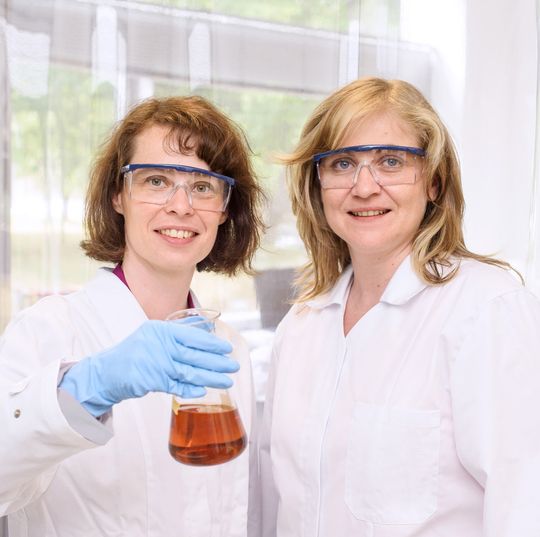 Dana Kralisch und Nadine Heßler (v.l.n.r.) haben das Unternehmen Jenacell 2012 gegründet. Dana Kralisch und Nadine Heßler (v.l.n.r.) haben das Unternehmen Jenacell 2012 gegründet.