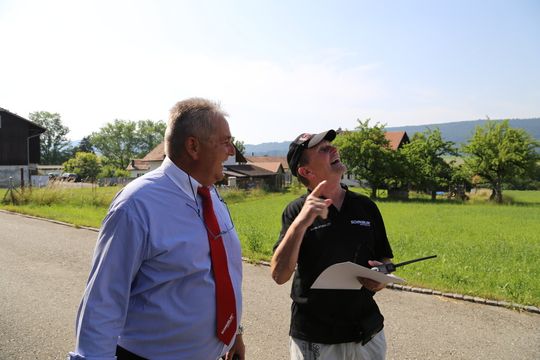 Les parachustes vont atterir d'une minute à l'autre, tandis que Rolf Muster observe le ballet céleste des parapentes. Les parachustes vont atterir d'une minute à l'autre, tandis que Rolf Muster observe le ballet céleste des parapentes.