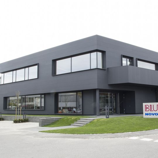 Das neue Kundenzentrum bildet das Herzstück am oberschwäbischen Stammsitz von Blum-Novotest. Das neue Kundenzentrum bildet das Herzstück am oberschwäbischen Stammsitz von Blum-Novotest.