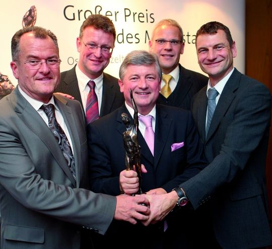 Freut sich inmitten seiner Mitarbeiter: Siegfried Knüpfer, Geschäftsführer der Vollmer Werke Maschinenfabrik GmbH, (3.v.l.). Freut sich inmitten seiner Mitarbeiter: Siegfried Knüpfer, Geschäftsführer der Vollmer Werke Maschinenfabrik GmbH, (3.v.l.).