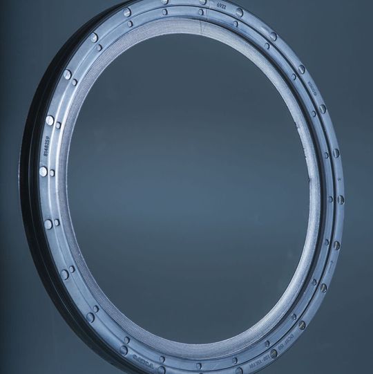 Das Zwei-Komponentenmaterial bestehend aus 3M-Dyneon-Fluoroelastomers und Stanyl Polyamid 46 wird in einem wirtschaftlichen zweistufigen Herstellungsverfahren gefertigt. Das Zwei-Komponentenmaterial bestehend aus 3M-Dyneon-Fluoroelastomers und Stanyl Polyamid 46 wird in einem wirtschaftlichen zweistufigen Herstellungsverfahren gefertigt.