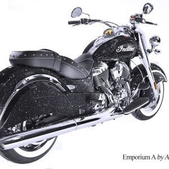 Mit 200.000 Kristallen versah Angelica Galea eine Indian Chief Classic. Mit 200.000 Kristallen versah Angelica Galea eine Indian Chief Classic.