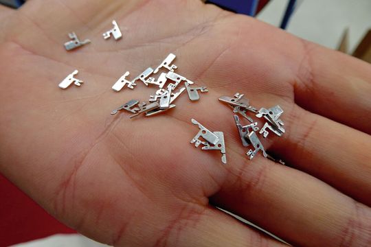 Speziell für diese kleinen und filigranen Bauteile, die zudem in höchster Präzision gefertigt werden, bietet sich die von creative automation und Zetka gemeinsam entwickelte und konzipierte Präzisions-Servo-Stanzautomat der Baureihe TX-40 an. Speziell für diese kleinen und filigranen Bauteile, die zudem in höchster Präzision gefertigt werden, bietet sich die von creative automation und Zetka gemeinsam entwickelte und konzipierte Präzisions-Servo-Stanzautomat der Baureihe TX-40 an.
