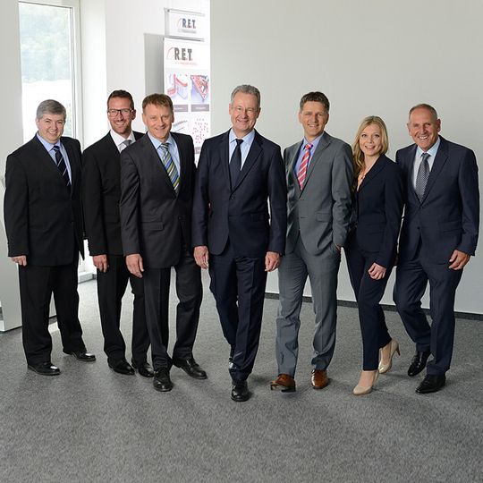 Die neue Geschäftsleitung von Reiff Elastomertechnik; v.l.n.r.: Richard Miess, Daniel Komenda, Hubert Terhaar, Jan Beutnagel, Klaus Milde, Angelika Lyulina, Horst Schäfer. Die neue Geschäftsleitung von Reiff Elastomertechnik; v.l.n.r.: Richard Miess, Daniel Komenda, Hubert Terhaar, Jan Beutnagel, Klaus Milde, Angelika Lyulina, Horst Schäfer.