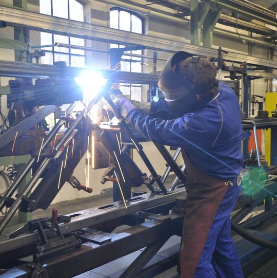 Die Brennerabsaugung schützt Schweißer direkt am Arbeitsplatz. Die Brennerabsaugung schützt Schweißer direkt am Arbeitsplatz.