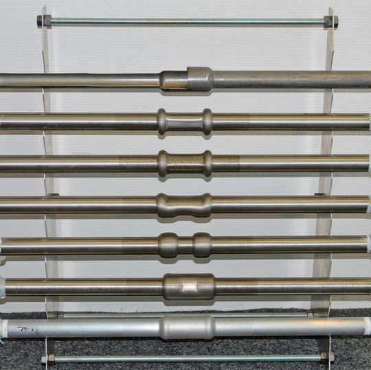 Bild 1: Diese langen, dünnen Rohre wurden während der IHU-Versuche mit unterschiedlichen Geometrien versehen. Bild 1: Diese langen, dünnen Rohre wurden während der IHU-Versuche mit unterschiedlichen Geometrien versehen.