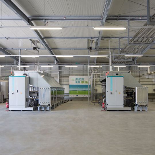 Das Wasserstoff-Elektrolysesystem von Siemens erzeugt im Energiepark Mainz Wasserstoff aus Stromüberschüssen. Die Anlage kann bis zu sechs Megawatt Strom aufnehmen. Das Wasserstoff-Elektrolysesystem von Siemens erzeugt im Energiepark Mainz Wasserstoff aus Stromüberschüssen. Die Anlage kann bis zu sechs Megawatt Strom aufnehmen.
