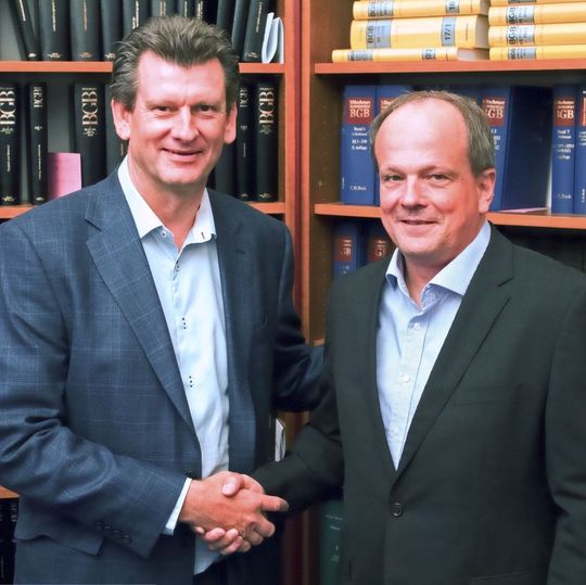 Voiteq-CEO David Stanhope (l.) und Smilog-Geschäftsführer Andrew Guske beim obligatorischen Handshake. Voiteq-CEO David Stanhope (l.) und Smilog-Geschäftsführer Andrew Guske beim obligatorischen Handshake.