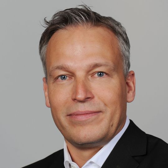 Holger Cremer, bei Dematic Leiter Research & Development Mechatronik für Europa, betont die niedrigen Energiekosten des neuen Palettiersystems Amcap. Holger Cremer, bei Dematic Leiter Research & Development Mechatronik für Europa, betont die niedrigen Energiekosten des neuen Palettiersystems Amcap.