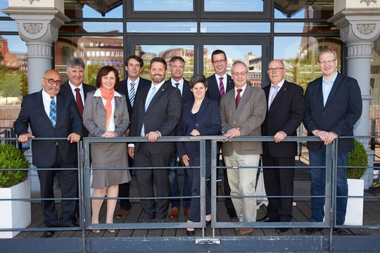 Beim Branchentag "Schiff & See" von Rittal sprachen Peter Blaes (Rittal), Wilfried Braun (Rittal), Susanne Ziesecke (Sitte), Prof. Dr. Uwe Freiherr von Lukas (Fraunhofer IGD), Michael Plähn (Eplan), Thorsten Severiens (Jovyatlas), Alexandra Dreyer (VDMA), Jan-Henry Schall (Rittal), Prof. Dr. Volker Bertram (DNV-GL), Manfred Weber (Sitte) und Peter Behrens (Meyer Werft) über die Chancen von Industrie 4.0 für den Schiffbau.