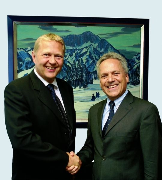 Dr. Geffe, Geschäftsführer von Vision & Control (l) und Heinz-Dieter Schunk, geschäftsführender Gesellschafter von Schunk. Die Kooperation verbindet Mechatronik-Kompetenzen mit Bildverarbeitungs-Know-how. Dr. Geffe, Geschäftsführer von Vision & Control (l) und Heinz-Dieter Schunk, geschäftsführender Gesellschafter von Schunk. Die Kooperation verbindet Mechatronik-Kompetenzen mit Bildverarbeitungs-Know-how.