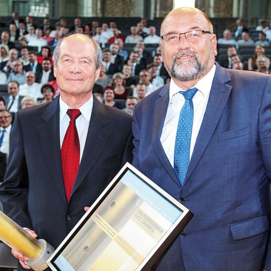 Im Rahmen der Jubiläumsfeier „25 Jahre Webasto Neubrandenburg“ wurde Werner Baier als „Unternehmer des Jahres“ ausgezeichnet. Im Rahmen der Jubiläumsfeier „25 Jahre Webasto Neubrandenburg“ wurde Werner Baier als „Unternehmer des Jahres“ ausgezeichnet.