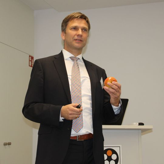 Mit dem Apfel begann die Geschichte der Nahrungs- und Getränkeindustrie, so Georg Stawowy, Vorstand der Lapp Holding AG. Mit dem Apfel begann die Geschichte der Nahrungs- und Getränkeindustrie, so Georg Stawowy, Vorstand der Lapp Holding AG.