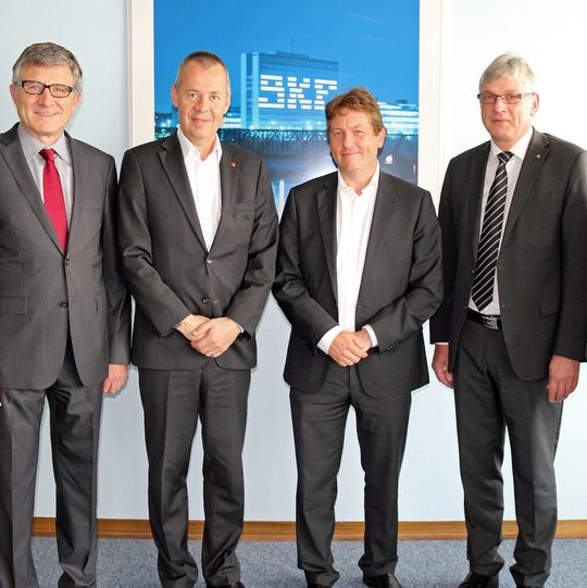 Bei der Aufsichtsratssitzung der SKF GmbH verabschiedete (von links) Manfred E. Neubert den bisherigen Aufsichtsratsvorsitzenden Henrik Lange, der aus dem Unternehmen ausgeschieden ist. Zum Nachfolger wurde Kent Viitanen berufen. Sein Stellvertreter bleibt Betriebsratschef Norbert Völkl. Bei der Aufsichtsratssitzung der SKF GmbH verabschiedete (von links) Manfred E. Neubert den bisherigen Aufsichtsratsvorsitzenden Henrik Lange, der aus dem Unternehmen ausgeschieden ist. Zum Nachfolger wurde Kent Viitanen berufen. Sein Stellvertreter bleibt Betriebsratschef Norbert Völkl.