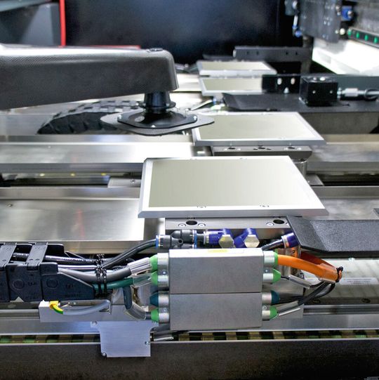 Für höheren Durchsatz teilen die Manz-Ingenieure den Laserstrahl und lenken ihn auf zwei unabhängig voneinander gesteuerte Scanner. So können zwei Keramikfilme gleichzeitig bearbeitet werden.