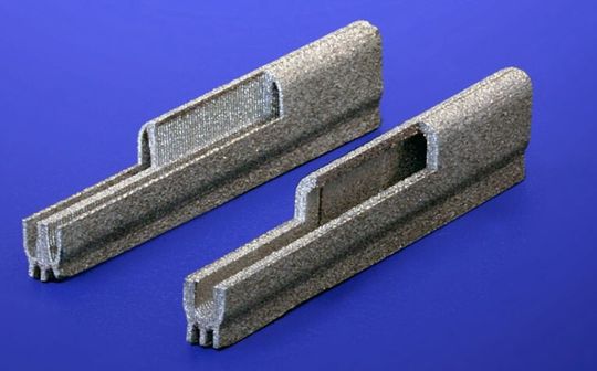 Querschnittsdarstellung der Heat pipes (Gitterabstand 100 μm bei 20 μm Schichtdicke). Links: Heat pipe-Aufbau mit Innenstruktur, rechts: Aufbau mit Außenstruktur. Querschnittsdarstellung der Heat pipes (Gitterabstand 100 μm bei 20 μm Schichtdicke). Links: Heat pipe-Aufbau mit Innenstruktur, rechts: Aufbau mit Außenstruktur.