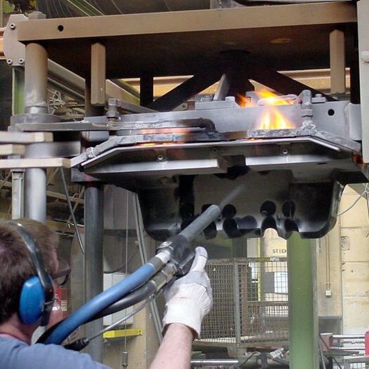 Der neue Trockeneisstrahler Ascojet Combi Blaster 1708 beim reinigen einer heißen Kokille direkt auf der Produktionsmaschine. Der neue Trockeneisstrahler Ascojet Combi Blaster 1708 beim reinigen einer heißen Kokille direkt auf der Produktionsmaschine.