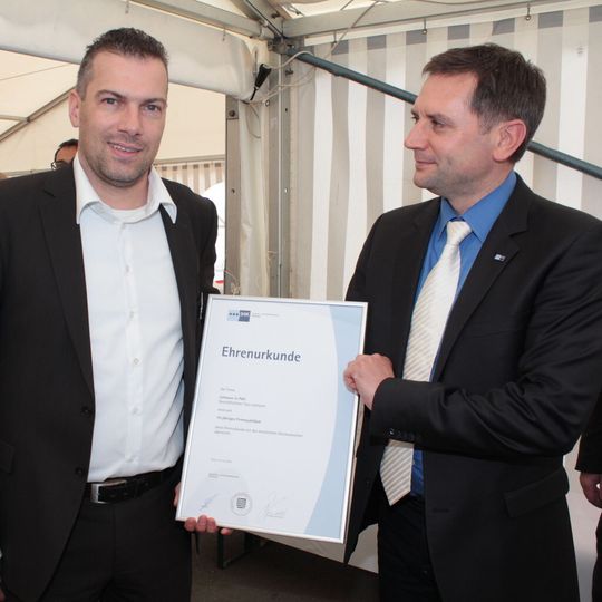 Die IHK Chemniz in Person von Michael Barth, Geschäftsführer der Regionalkammer Plauen, überreichte Geschäftsführer Titus Lehmann (l.) zum Jubiläum eine Ehrenurkunde. Die IHK Chemniz in Person von Michael Barth, Geschäftsführer der Regionalkammer Plauen, überreichte Geschäftsführer Titus Lehmann (l.) zum Jubiläum eine Ehrenurkunde.
