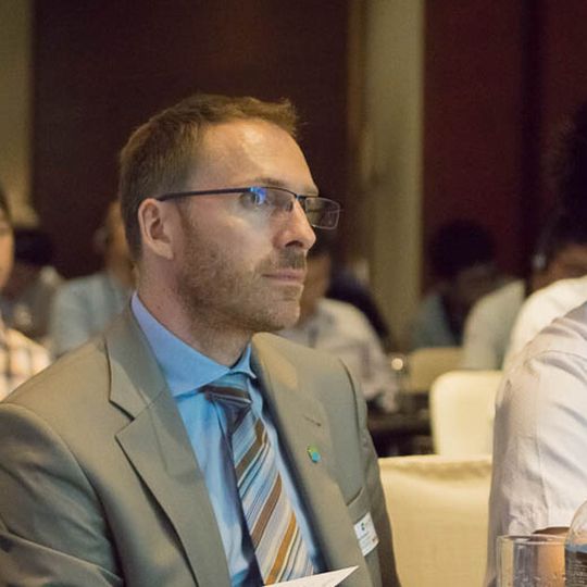 Gerade die neuen Emissions-Regeln in Asien fordern die OEMs und Zulieferer, deren Vertreter den Ausführungen hierzu aufmerksam folgten. Gerade die neuen Emissions-Regeln in Asien fordern die OEMs und Zulieferer, deren Vertreter den Ausführungen hierzu aufmerksam folgten.