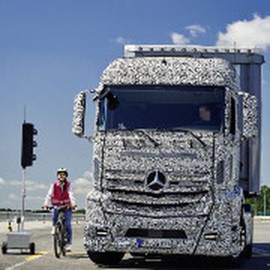 Ein neuer Abbiegesassistent soll Mercedes-Trucks künftig sicherer machen. Ein neuer Abbiegesassistent soll Mercedes-Trucks künftig sicherer machen.