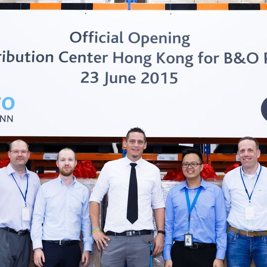 V. l. n. r.: Tomas Schiønning, Director Global Sales Operation, B&OPlay; Andreas Podwojewski, Global Accounts Director, Arvato Hightech & Entertainment;Mitch Bittermann, General Manager Hong Kong, Arvato Asia; Alfred Lee, ProjectManager, Arvato Asia; Jens Härmand, Director Global Logistics & Distribution, B&O Play. V. l. n. r.: Tomas Schiønning, Director Global Sales Operation, B&OPlay; Andreas Podwojewski, Global Accounts Director, Arvato Hightech & Entertainment;Mitch Bittermann, General Manager Hong Kong, Arvato Asia; Alfred Lee, ProjectManager, Arvato Asia; Jens Härmand, Director Global Logistics & Distribution, B&O Play.