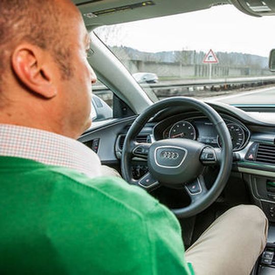 Hände weg vom Steuer: Bis autonomes Fahren überall funktioniert, ist noch viel Arbeit zu erledigen. Hände weg vom Steuer: Bis autonomes Fahren überall funktioniert, ist noch viel Arbeit zu erledigen.