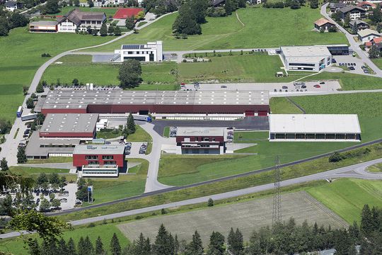 In Grüsch werden Markierlaser, Elektrowerkzeuge sowie Baugruppen für Trumpf Maschinen entwickelt und gefertigt. Zudem steht hier das zentrale Montagewerk für die Trumpf Laserflachbettmaschinen. In Grüsch werden Markierlaser, Elektrowerkzeuge sowie Baugruppen für Trumpf Maschinen entwickelt und gefertigt. Zudem steht hier das zentrale Montagewerk für die Trumpf Laserflachbettmaschinen.