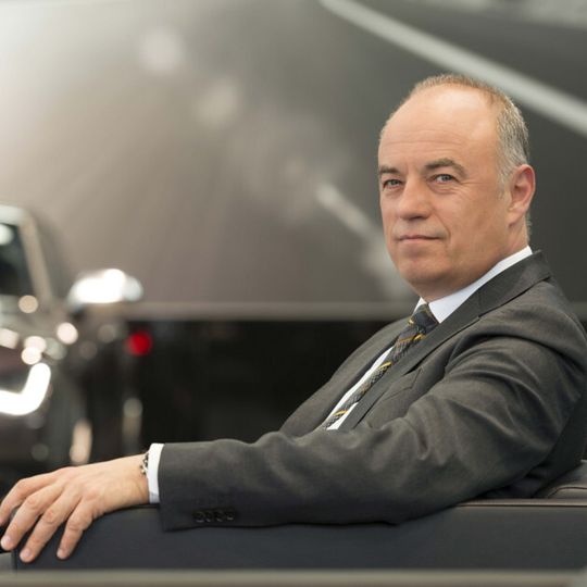 Peter Kössler wechselt als Werkleiter von Ingolstadt nach Győr und übernimmt gleichzeitig den Vorsitz der Geschäftsführung von Audi Hungaria. Peter Kössler wechselt als Werkleiter von Ingolstadt nach Győr und übernimmt gleichzeitig den Vorsitz der Geschäftsführung von Audi Hungaria.