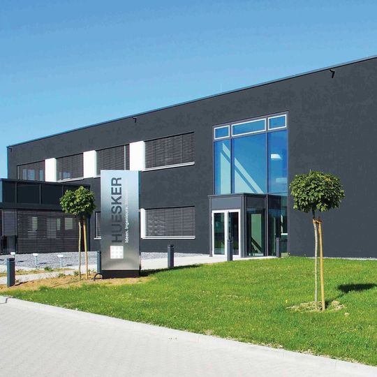 In der neuen Produktionshalle werden übergroße textile Formen hergestellt. In der neuen Produktionshalle werden übergroße textile Formen hergestellt.