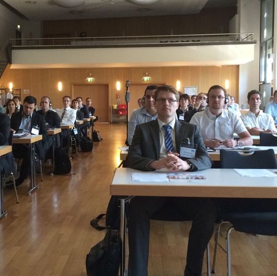 Interessierte Mienen bei den Gästen des ersten Treffens des AVK-Arbeitskreises für „Endlosfaserverstärkte thermoplastische Kunststoffe im Automobilbereich“, das kürzlich in Frankfurt am Main stattgefunden hat. Interessierte Mienen bei den Gästen des ersten Treffens des AVK-Arbeitskreises für „Endlosfaserverstärkte thermoplastische Kunststoffe im Automobilbereich“, das kürzlich in Frankfurt am Main stattgefunden hat.