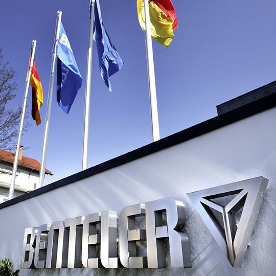 Der Zulieferer Benteler Automotive und das staatseigene chinesische Unternehmen Changan Automobile Group haben ein strategisches Joint Venture in China gegründet. Der Zulieferer Benteler Automotive und das staatseigene chinesische Unternehmen Changan Automobile Group haben ein strategisches Joint Venture in China gegründet.