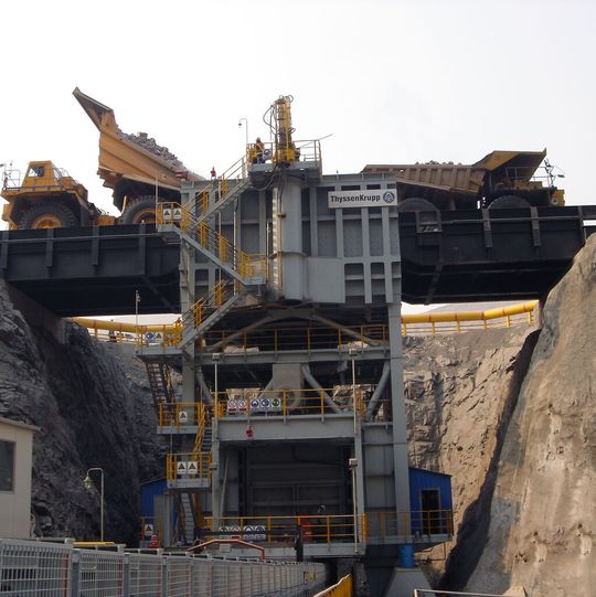 Die semi-mobile Brechanlage hilft dabei, den Abraum am Rande des Tagebaus zu zerkleinern. Die semi-mobile Brechanlage hilft dabei, den Abraum am Rande des Tagebaus zu zerkleinern.