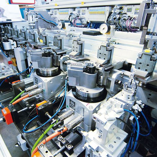 Linearmontagesystem LS 280 im perfekten Zusammenspiel mit ST 140 High-Torque-Dreheinheiten in medizintechnischer Anlage von Jouhsen-Bündgens. Linearmontagesystem LS 280 im perfekten Zusammenspiel mit ST 140 High-Torque-Dreheinheiten in medizintechnischer Anlage von Jouhsen-Bündgens.