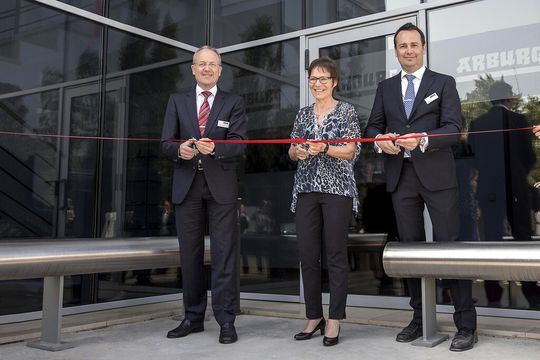 Official inauguration of the new building in Montcada i Reixac (Barcelona): Managing Partner Renate Keinath (centre) with Martín Cayre (right) and Stephan Doehler, European Sales Director. Official inauguration of the new building in Montcada i Reixac (Barcelona): Managing Partner Renate Keinath (centre) with Martín Cayre (right) and Stephan Doehler, European Sales Director.