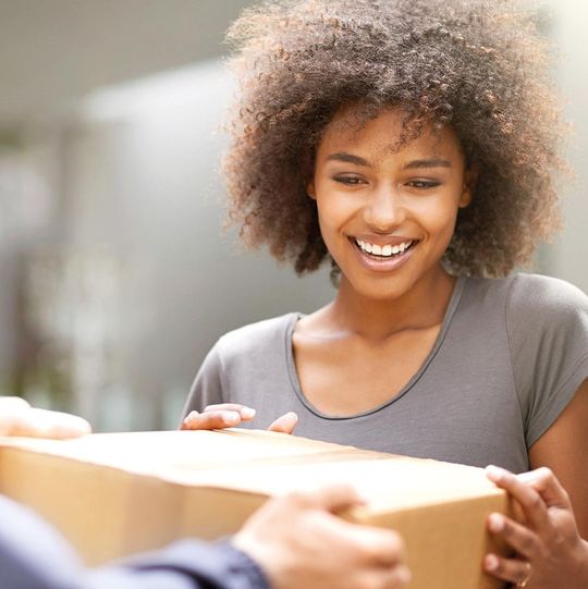 Eine aktuelle PwC-Studie besagt, dass sich 50 % aller Arbeitnehmer die Lieferung privater Pakete ins Büro wünschen. Eine aktuelle PwC-Studie besagt, dass sich 50 % aller Arbeitnehmer die Lieferung privater Pakete ins Büro wünschen.