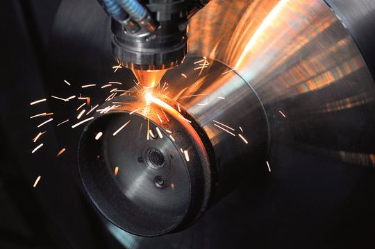 In DMG Mori's hybrid machine, the laser ensures the deposition of the material. In DMG Mori's hybrid machine, the laser ensures the deposition of the material.